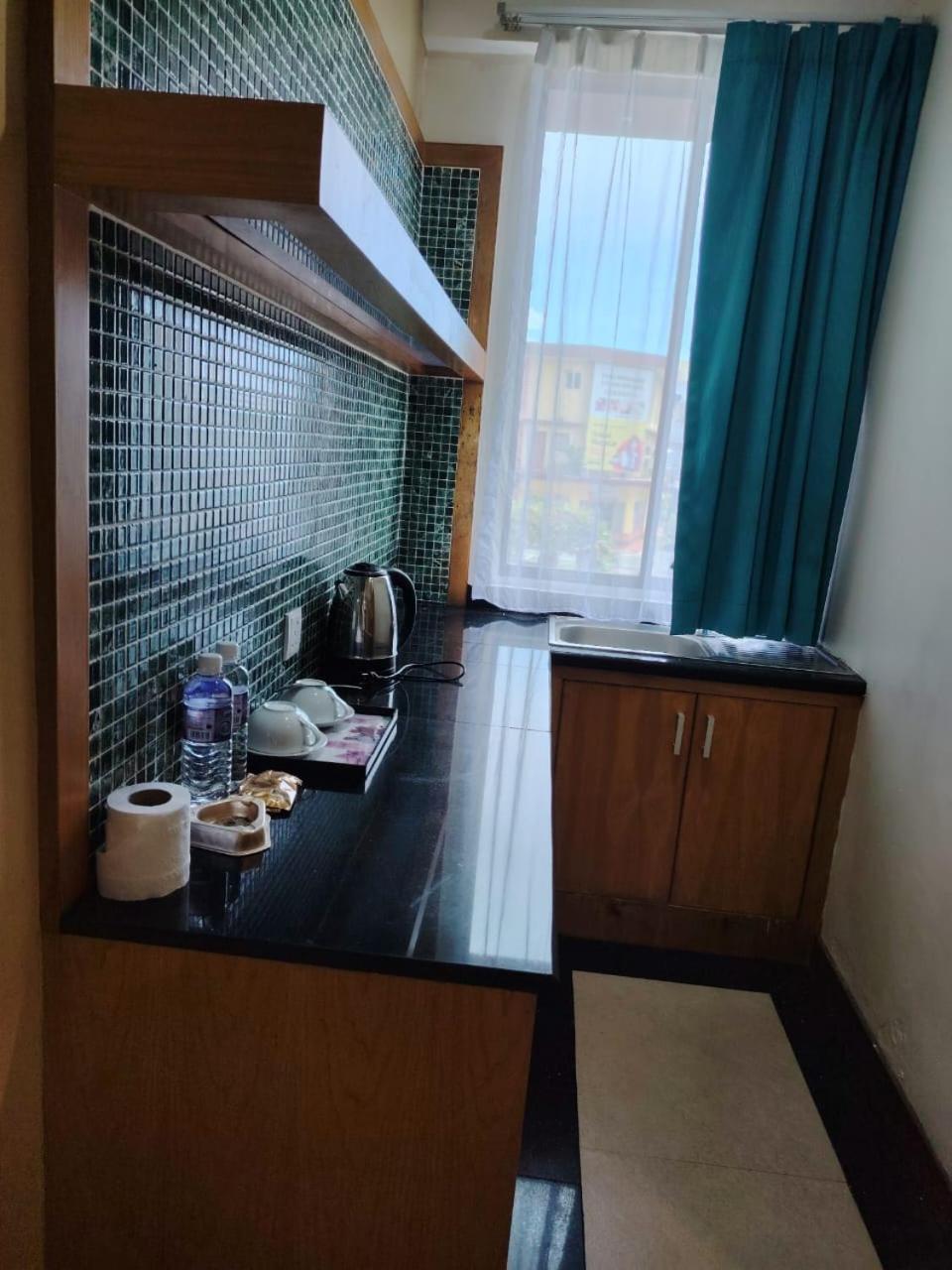 Fratini'S Hotel Лабуан Экстерьер фото