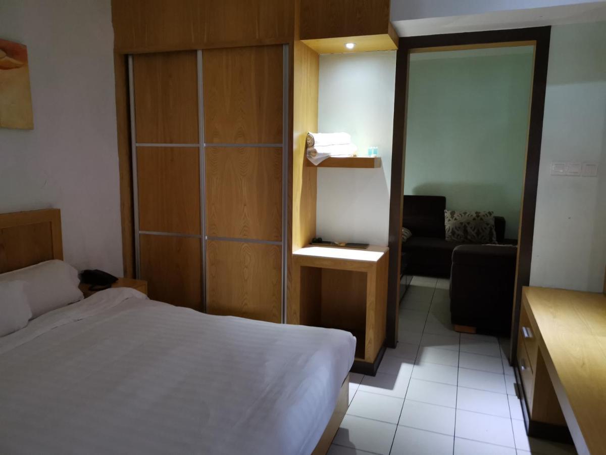 Fratini'S Hotel Лабуан Экстерьер фото